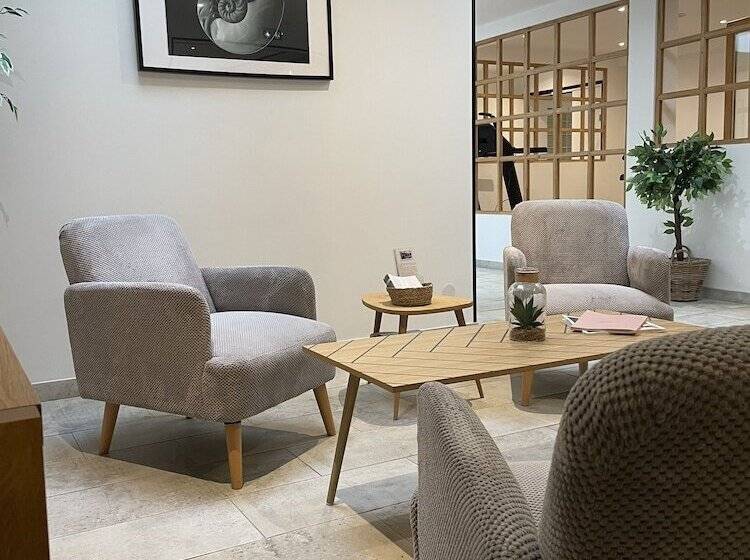 هتل La Tour Aux Crabes