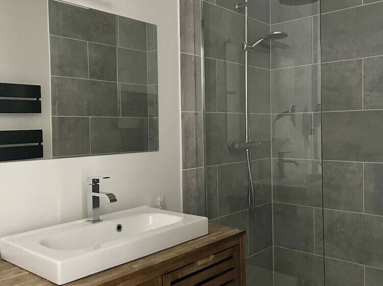 هتل La Tour Aux Crabes