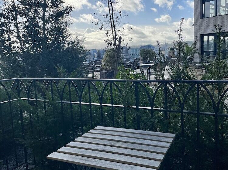 هتل La Tour Aux Crabes