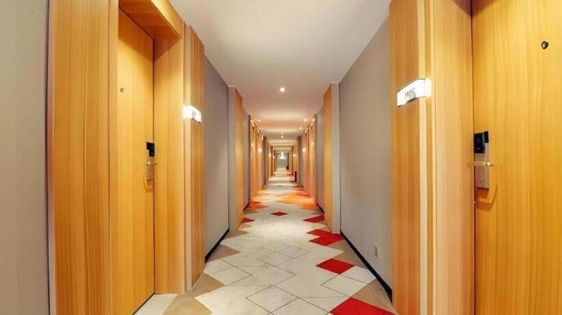 Borrman Hotel Maoming High Speed Railway Station