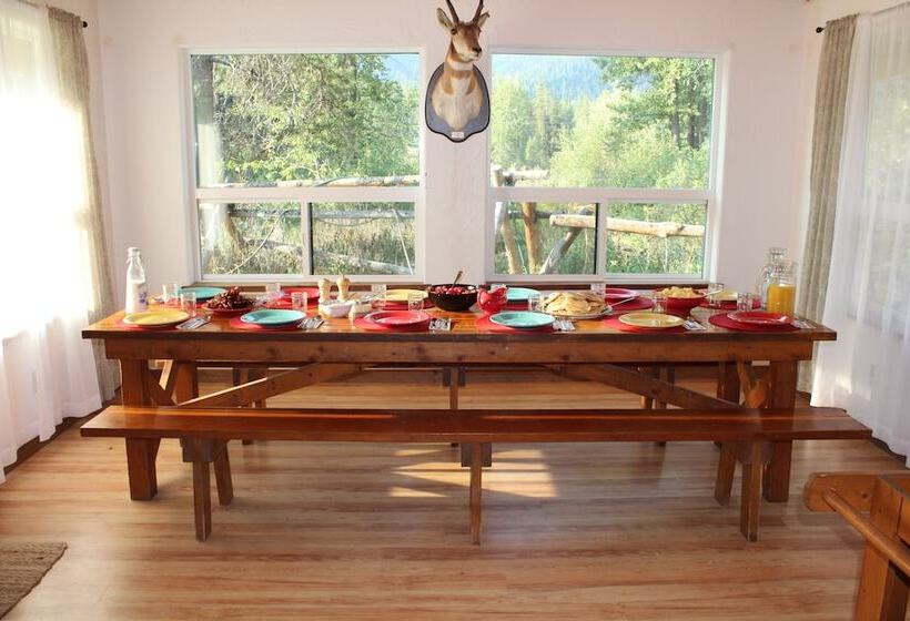 민박 Bear Creek Guest Ranch