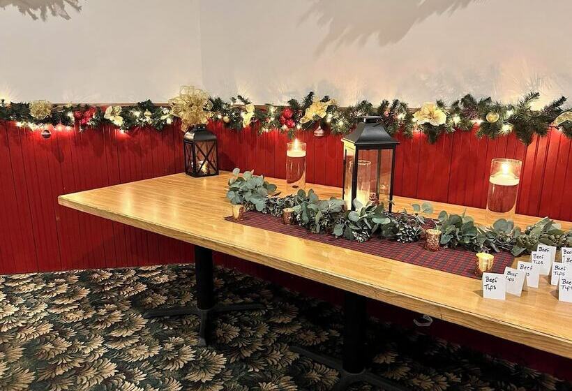 فندق Crookston Inn & Convention Center