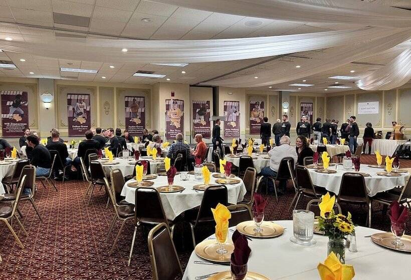 فندق Crookston Inn & Convention Center