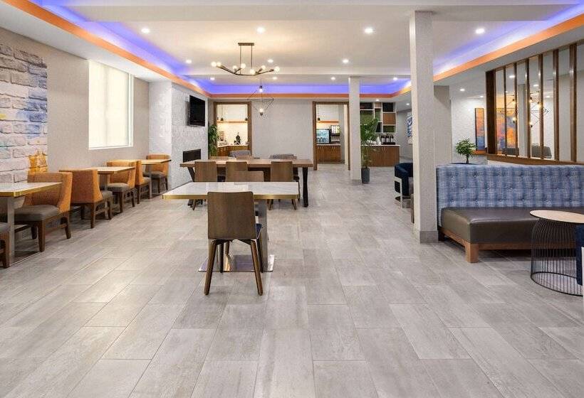 Отель La Quinta Inn & Suites By Wyndham Williston Burlington