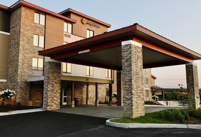 Отель La Quinta Inn & Suites By Wyndham Williston Burlington