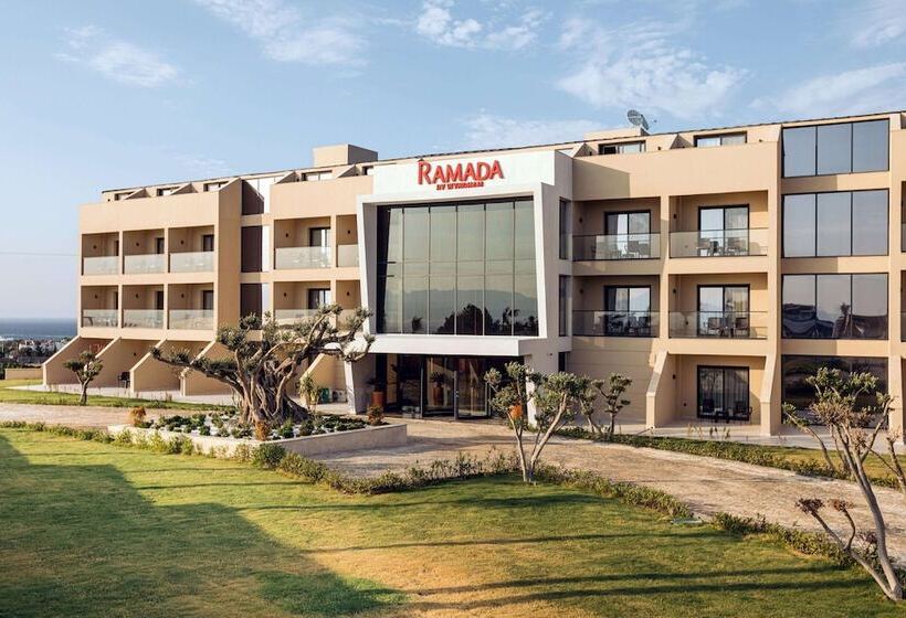 Отель Ramada By Wyndham Cesme