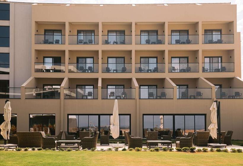 Отель Ramada By Wyndham Cesme