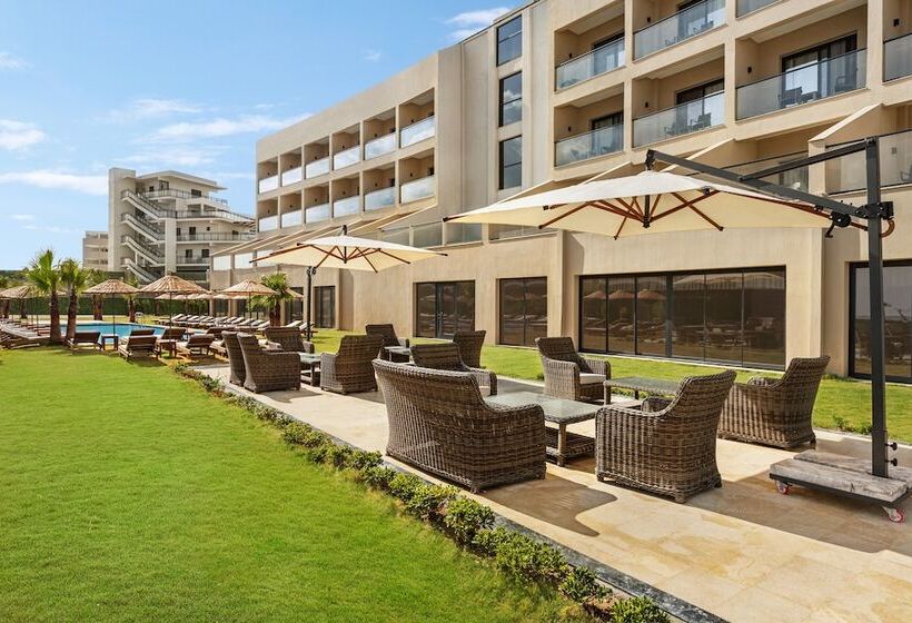Отель Ramada By Wyndham Cesme
