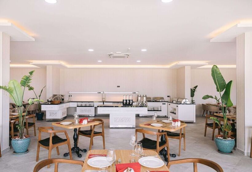Отель Ramada By Wyndham Cesme