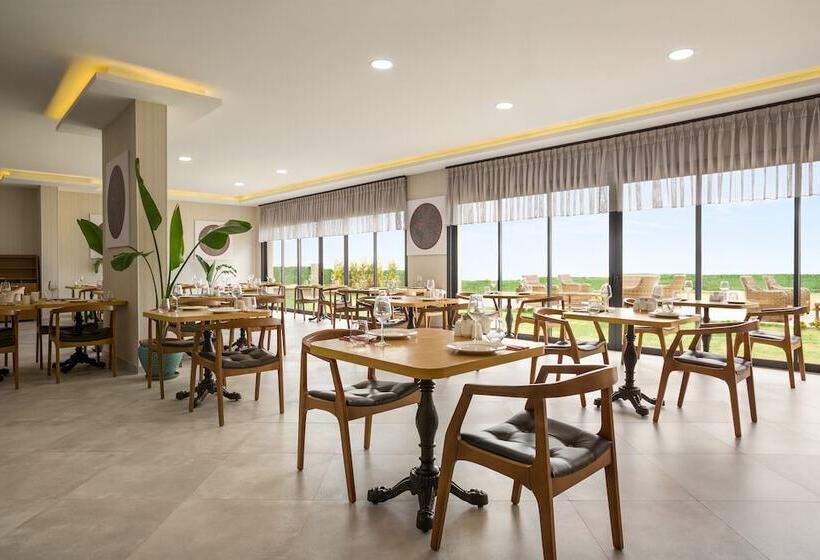 Отель Ramada By Wyndham Cesme