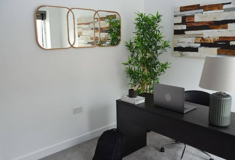 اقامتگاه Watford   House   Sleeps 6   Parking   Garden