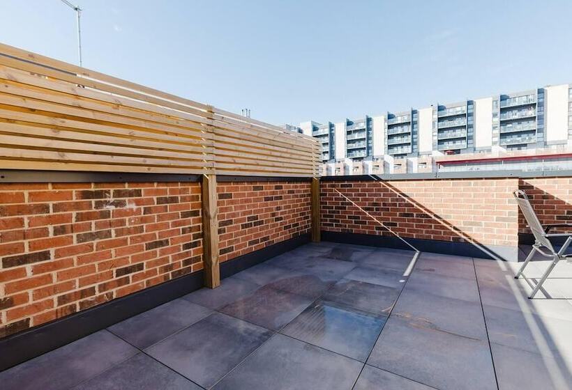 اقامتگاه Watford   House   Sleeps 6   Parking   Garden