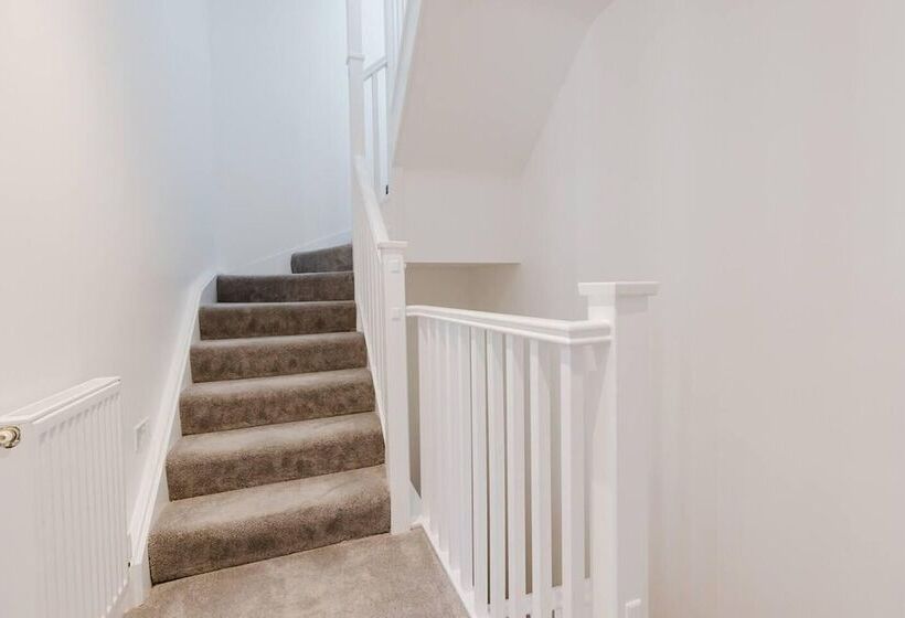 اقامتگاه Watford   House   Sleeps 6   Parking   Garden