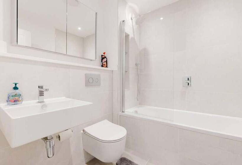 اقامتگاه Watford   House   Sleeps 6   Parking   Garden