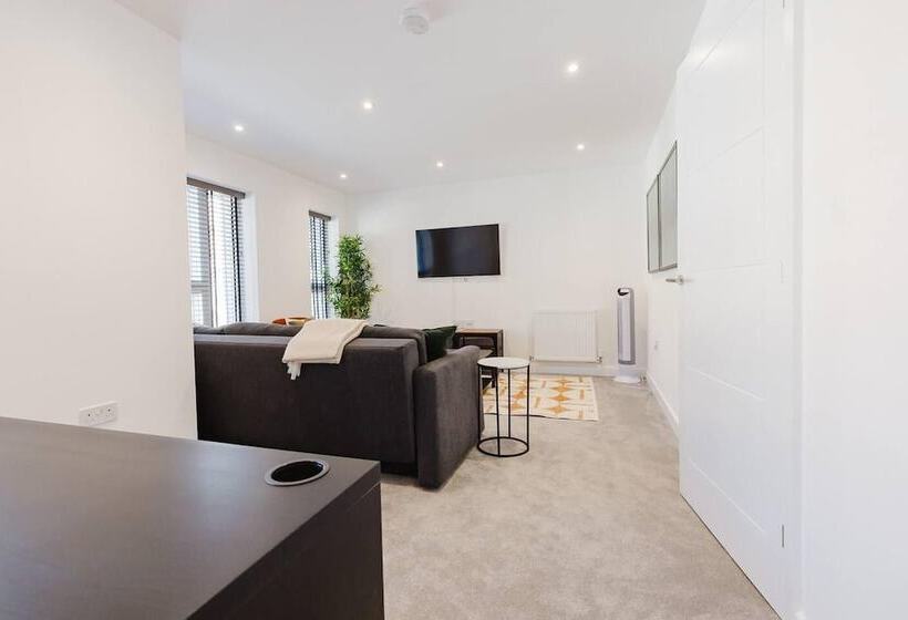 اقامتگاه Watford   House   Sleeps 6   Parking   Garden