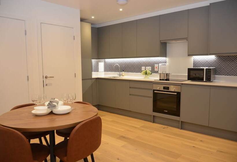 اقامتگاه Watford   House   Sleeps 6   Parking   Garden