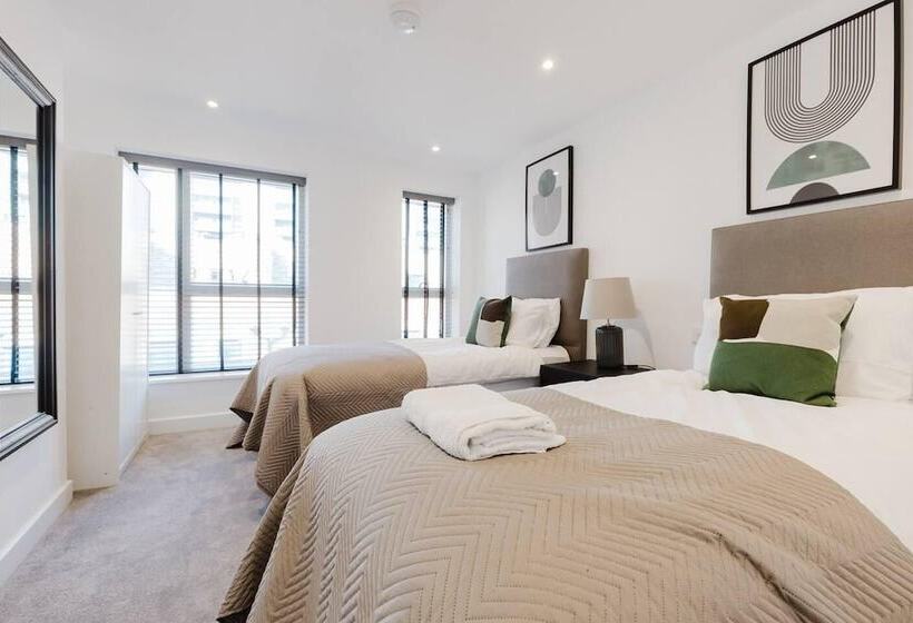 اقامتگاه Watford   House   Sleeps 6   Parking   Garden