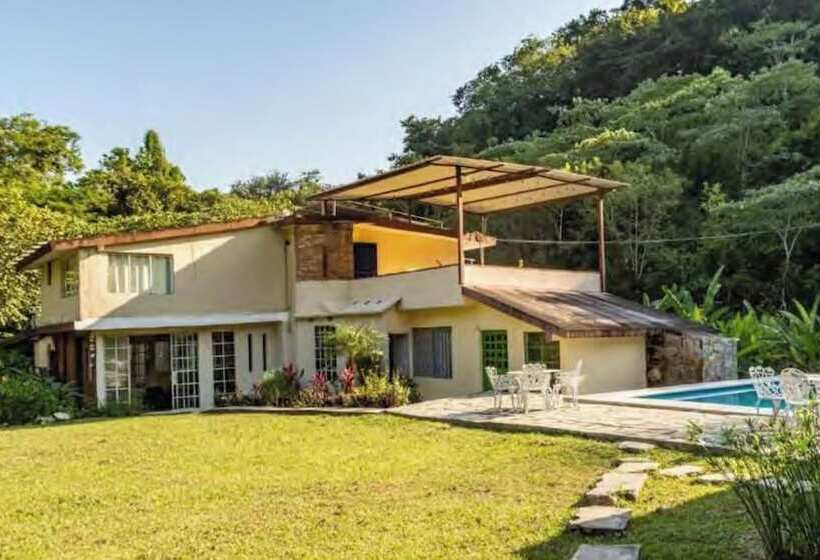 مسافرخانه Casa Edward