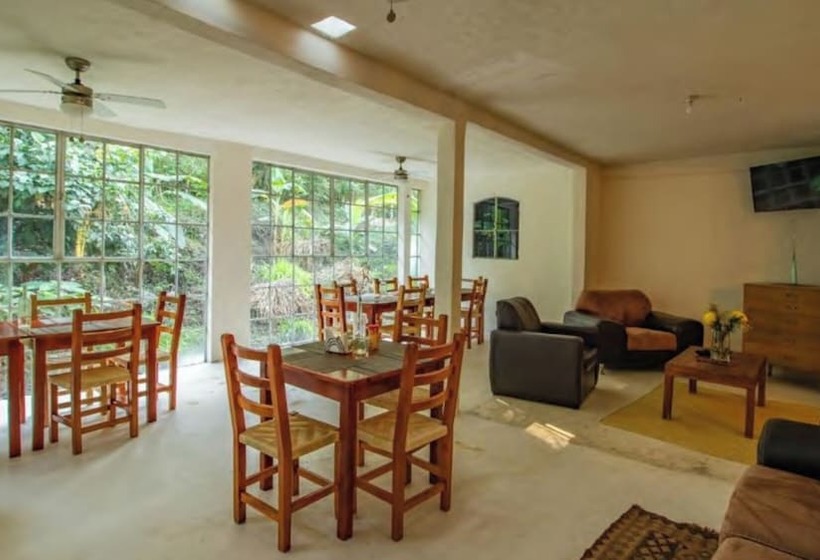 مسافرخانه Casa Edward