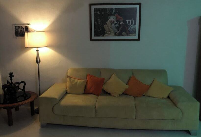 مسافرخانه Casa Edward