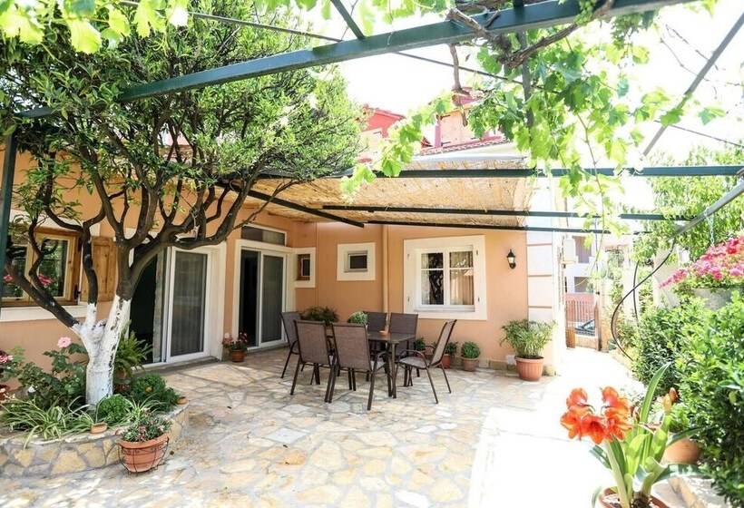 إقامة Beautiful 8 Bed House In Corfu