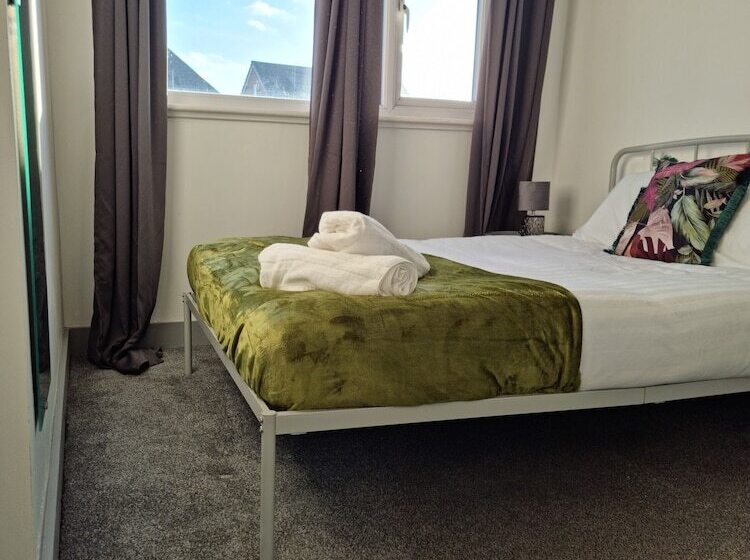 اقامتگاه Remarkable 5 Bed House In Basildon