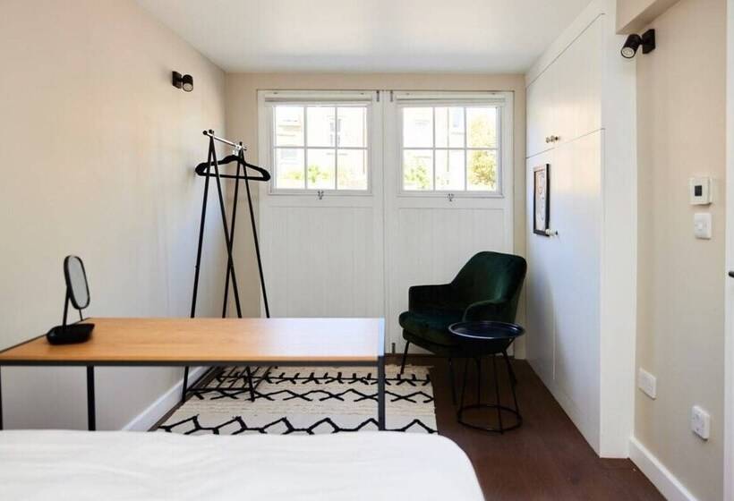 The Holland Park Crib   Classy 2bdr House