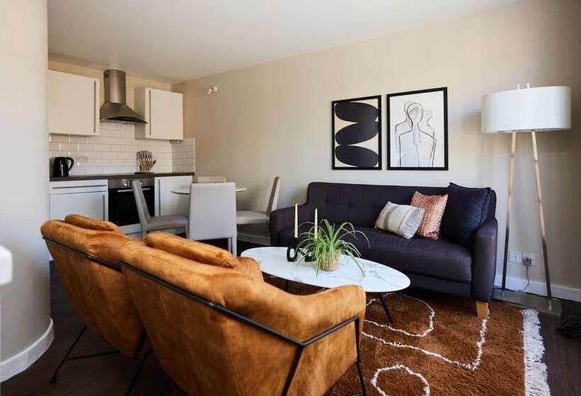 The Holland Park Crib   Classy 2bdr House