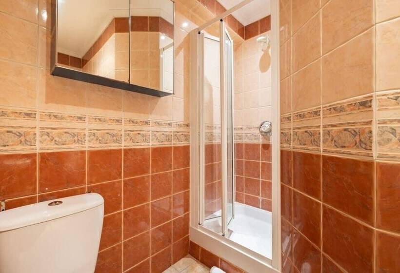 The Mill Hill Wonder   Inviting 3bdr House With Garden