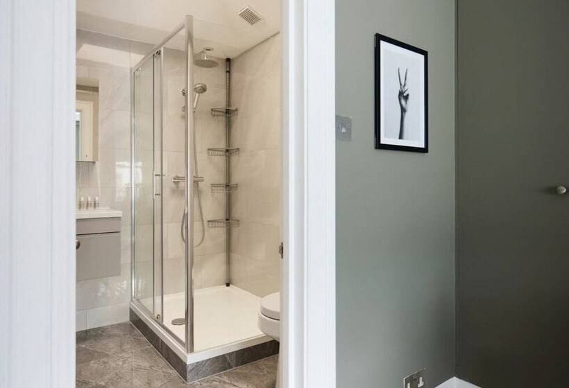 The South Kensington Wonder   Trendy 3bdr House With Garden