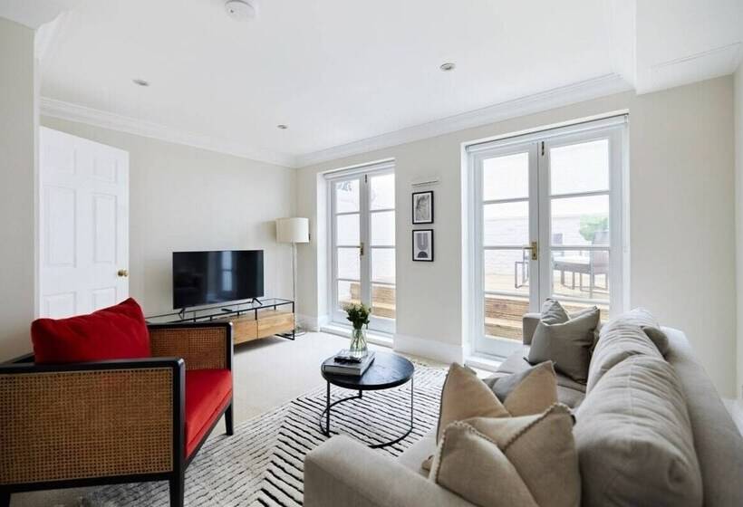 The South Kensington Wonder   Trendy 3bdr House With Garden