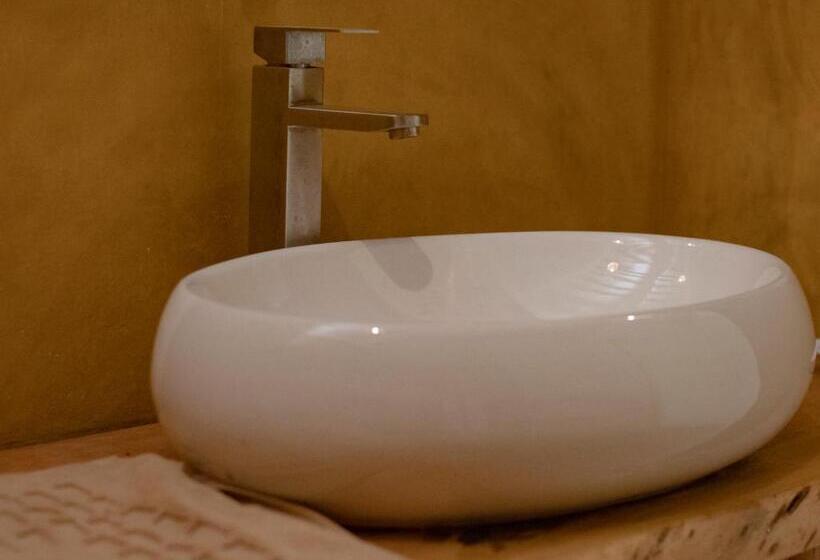 Tropical Boutique Hotel & Resto