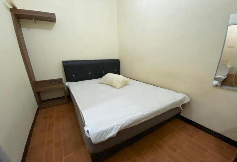 בית מלון כפרי Oyo 92932 Guesthouse Marbella