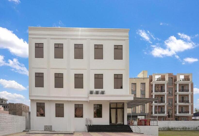 فندق Oyo Flagship Nirmala Palace
