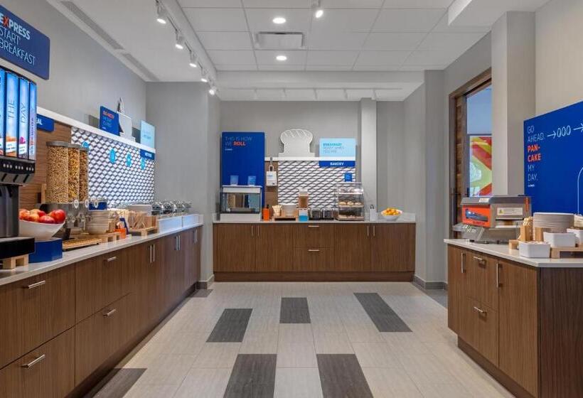 בית מלון כפרי Holiday Inn Express & Suites St Thomas