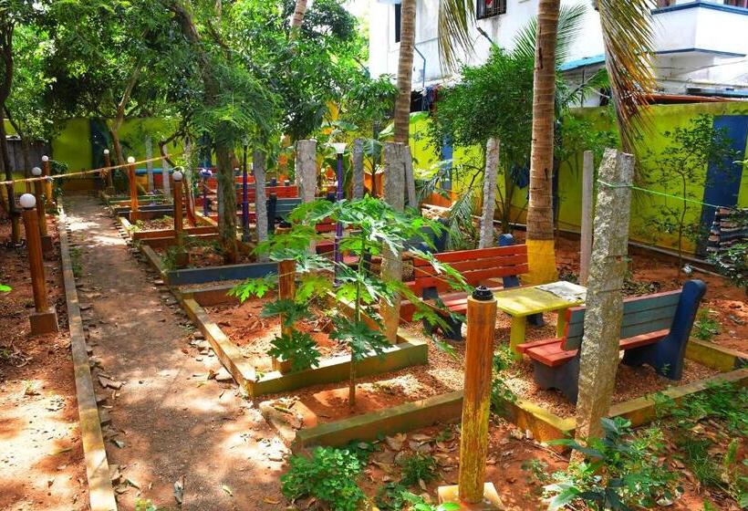 בית מלון כפרי Sizzling Inn Pondy