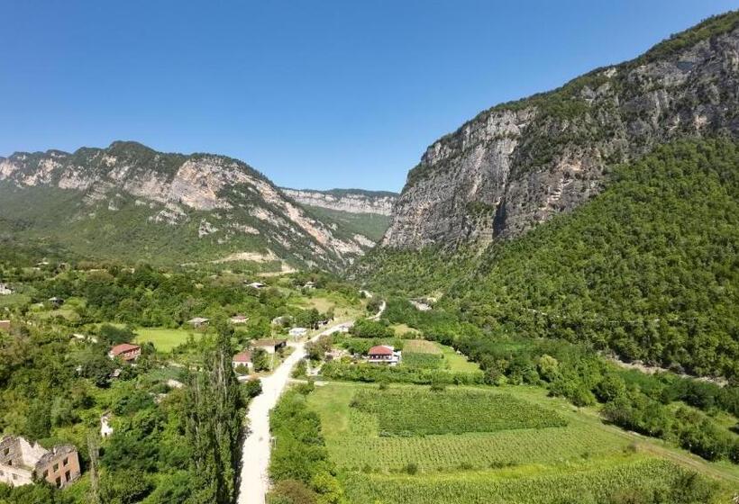 پانسیون Guest House Oasis   Tvishi