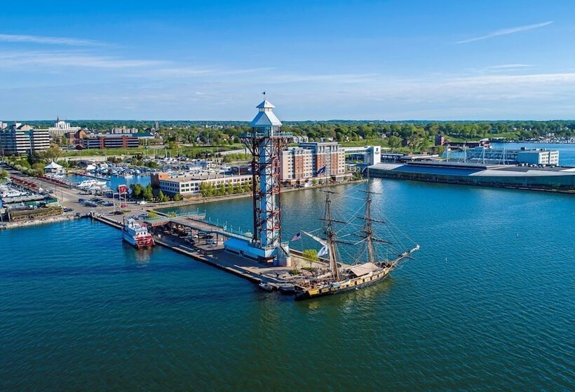 هتل Courtyard By Marriott Erie Bayfront