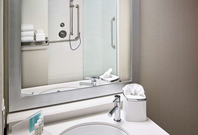 هتل Hampton Inn By Hilton Sarnia/point Edward