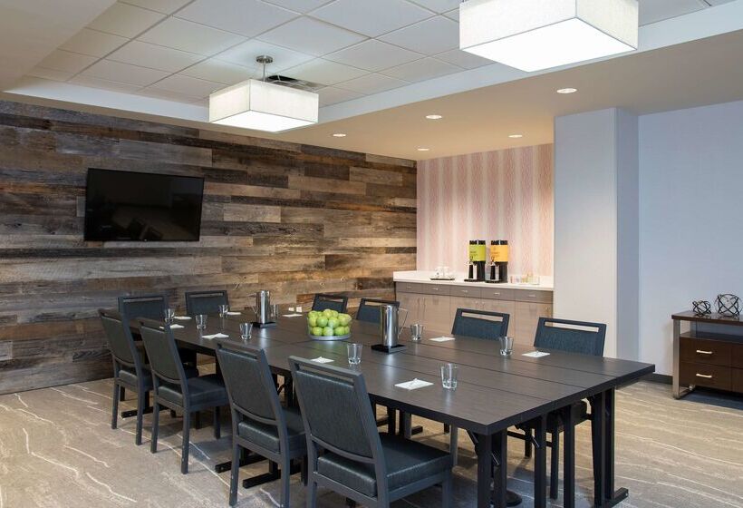 Отель Home2 Suites By Hilton Indianapolis Downtown