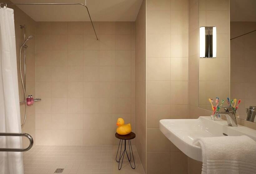 Отель Moxy Berlin Ostbahnhof