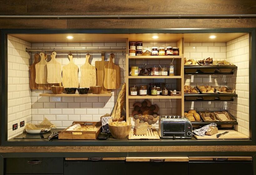 Отель Moxy Berlin Ostbahnhof