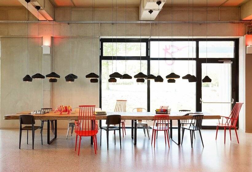 Отель Moxy Berlin Ostbahnhof