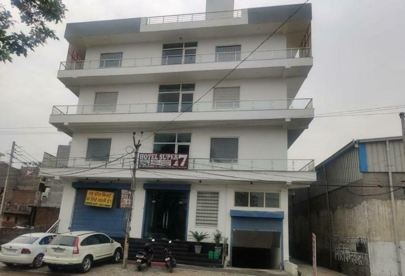 The Hotel Super 7