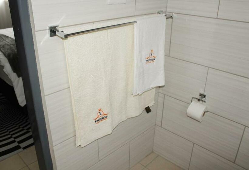 פנסיון Emperor Lodge And Tours