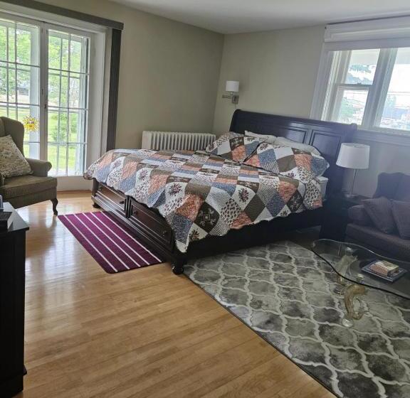 تختخواب و صبحانه Sunflower Guest Suites