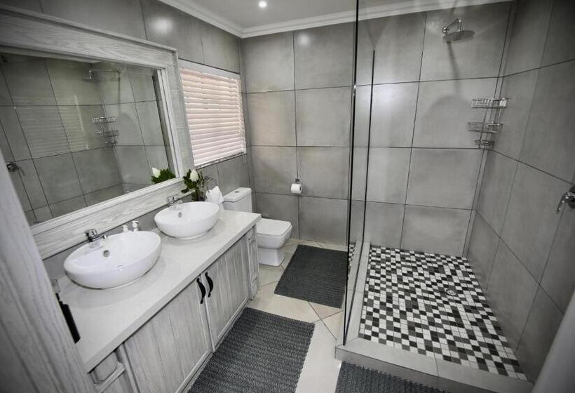 פנסיון Decollage Estate