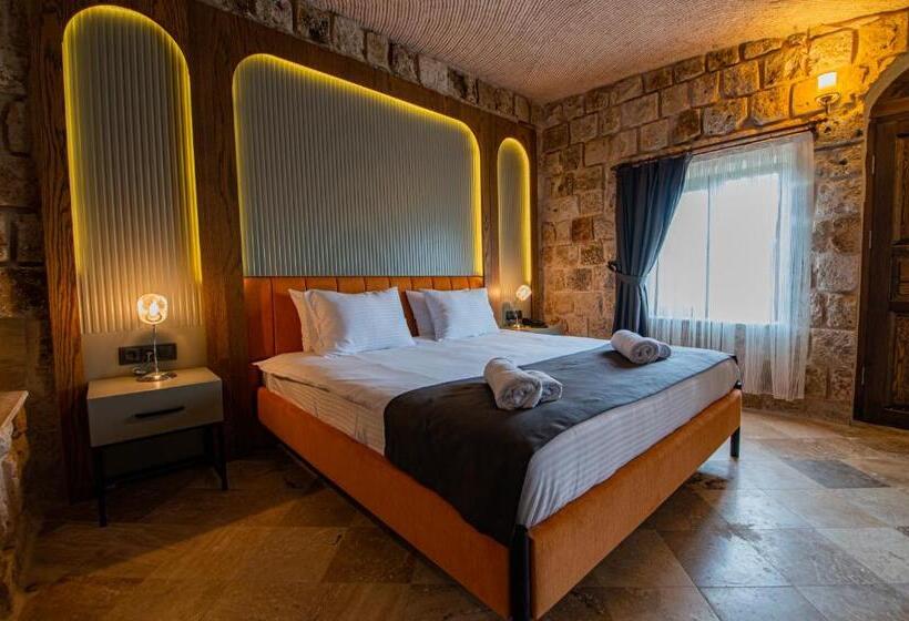 هتل Cappadocia Hobbit House
