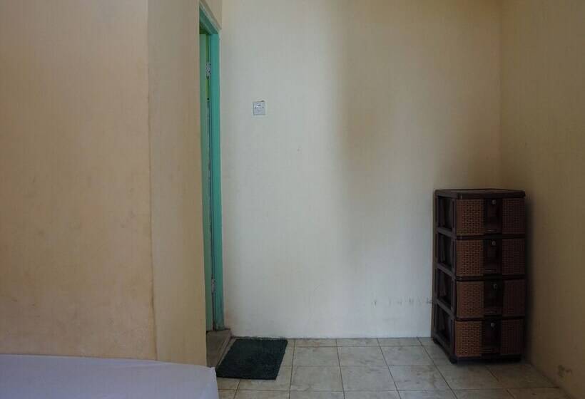 ホテル Spot On 92666 Rumah Kos Arafah Syariah