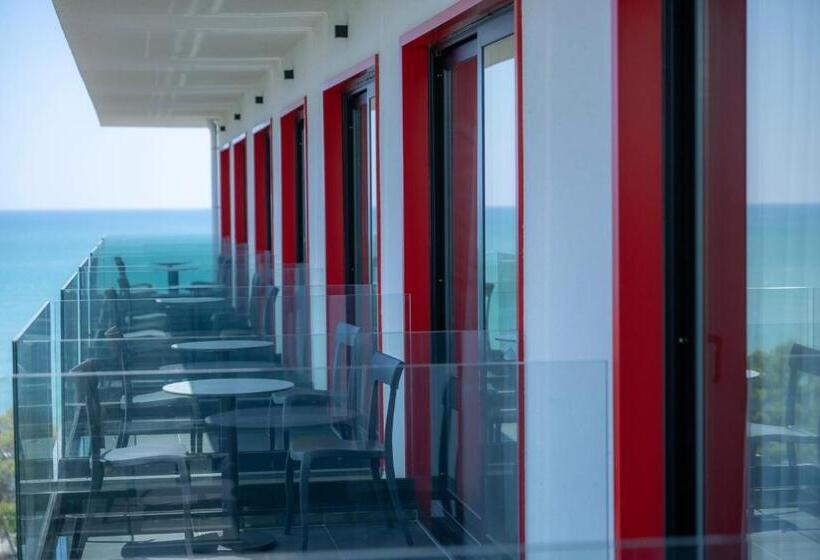 هتل Frojd Kune Resort & Beach